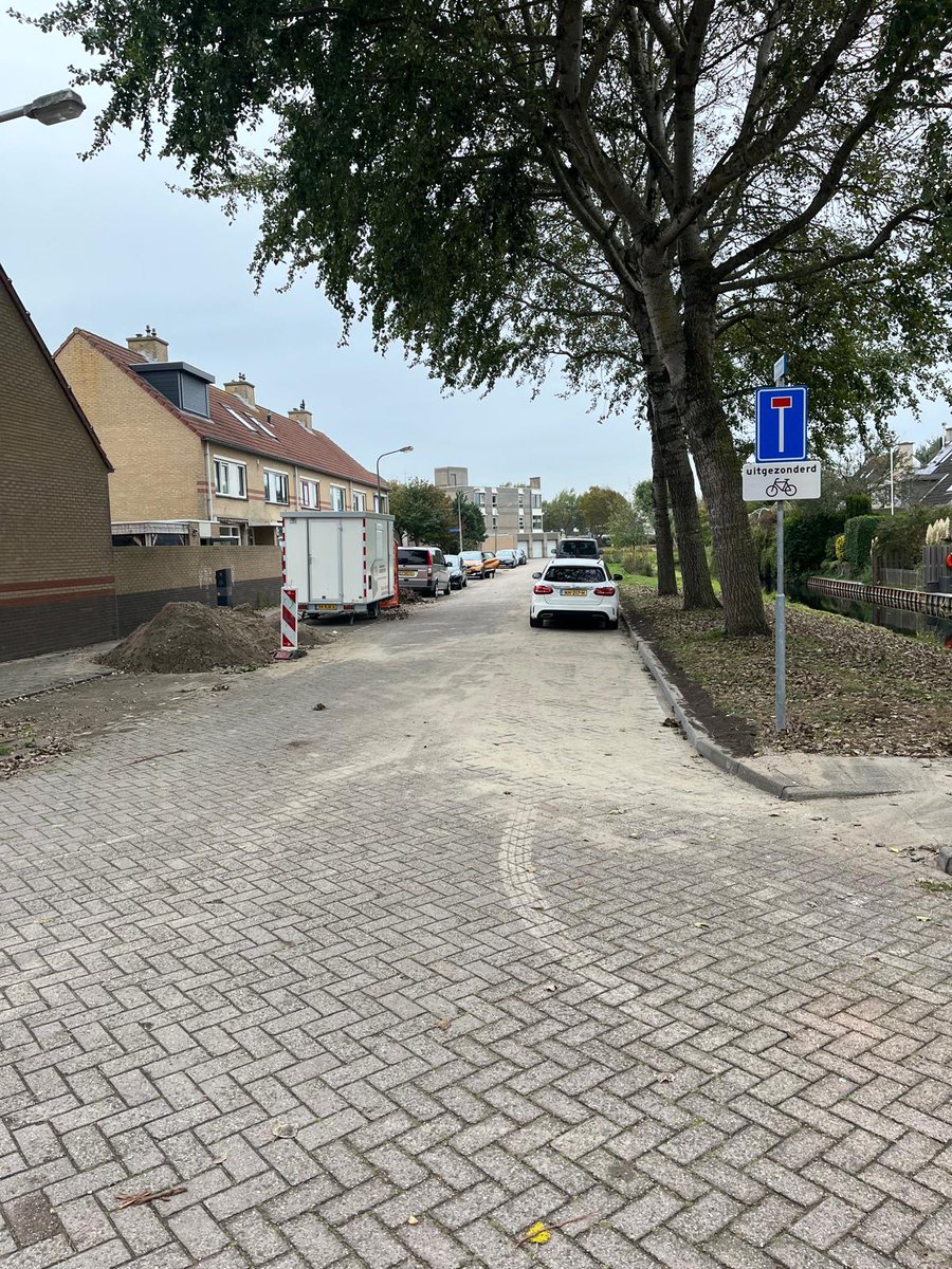 ptvanderplas's tweet photo. Op de Hartweg en Zuiderkruis in Katwijk Noord en de Van der Perkstraat en de Baron van Wassenaerlaan in Katwijk aan den Rijn wordt groot onderhoud uitgevoerd aan de bestrating. Geheel of gedeeltelijk wordt de bestrating van rijbanen en voetpaden opnieuw aangebracht of vervangen. https://t.co/FTzfvdf8NF