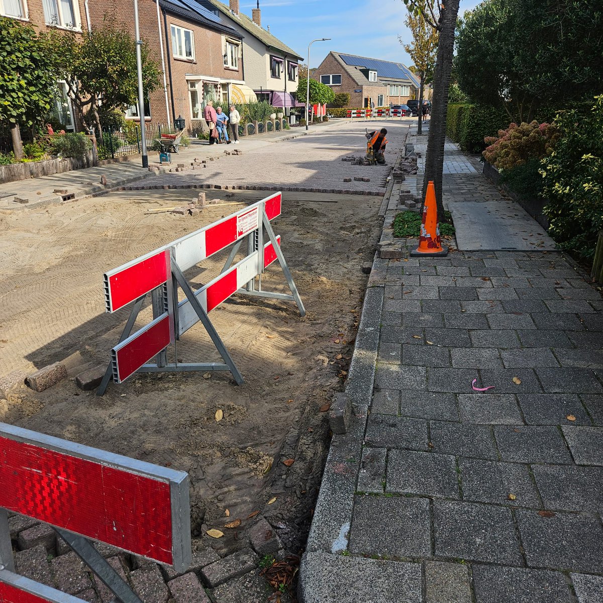 ptvanderplas's tweet photo. Op de Hartweg en Zuiderkruis in Katwijk Noord en de Van der Perkstraat en de Baron van Wassenaerlaan in Katwijk aan den Rijn wordt groot onderhoud uitgevoerd aan de bestrating. Geheel of gedeeltelijk wordt de bestrating van rijbanen en voetpaden opnieuw aangebracht of vervangen. https://t.co/FTzfvdf8NF