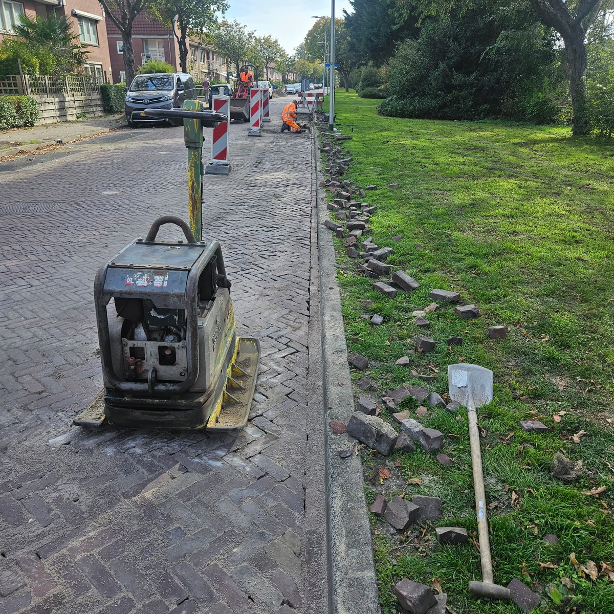 ptvanderplas's tweet photo. Op de Hartweg en Zuiderkruis in Katwijk Noord en de Van der Perkstraat en de Baron van Wassenaerlaan in Katwijk aan den Rijn wordt groot onderhoud uitgevoerd aan de bestrating. Geheel of gedeeltelijk wordt de bestrating van rijbanen en voetpaden opnieuw aangebracht of vervangen. https://t.co/FTzfvdf8NF