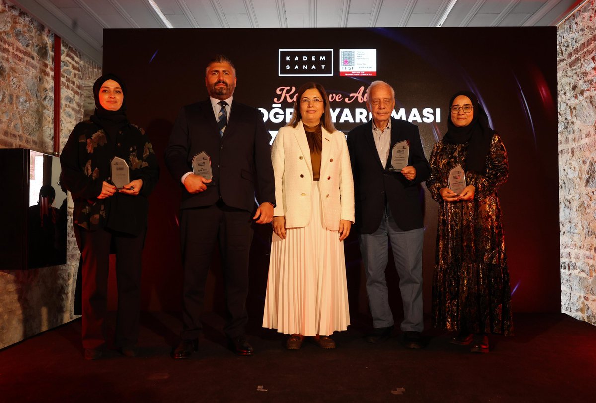 kademorgtr's tweet photo. KADEM Sanat çatısı altında ‘Aile Yılı’ kapsamında düzenlediğimiz Kadın ve Aile Temalı Fotoğraf Yarışması ödül törenini Kazlıçeşme Sanat’ta gerçekleştirdik.📸

Kadının ailedeki dönüştürücü rolünü, görünmeyen emeğini ve kuşaklar arası bağ kurma gücünü görünür kılan eserler arasından dereceye giren fotoğraf sahipleri ödüllerine kavuştu.
