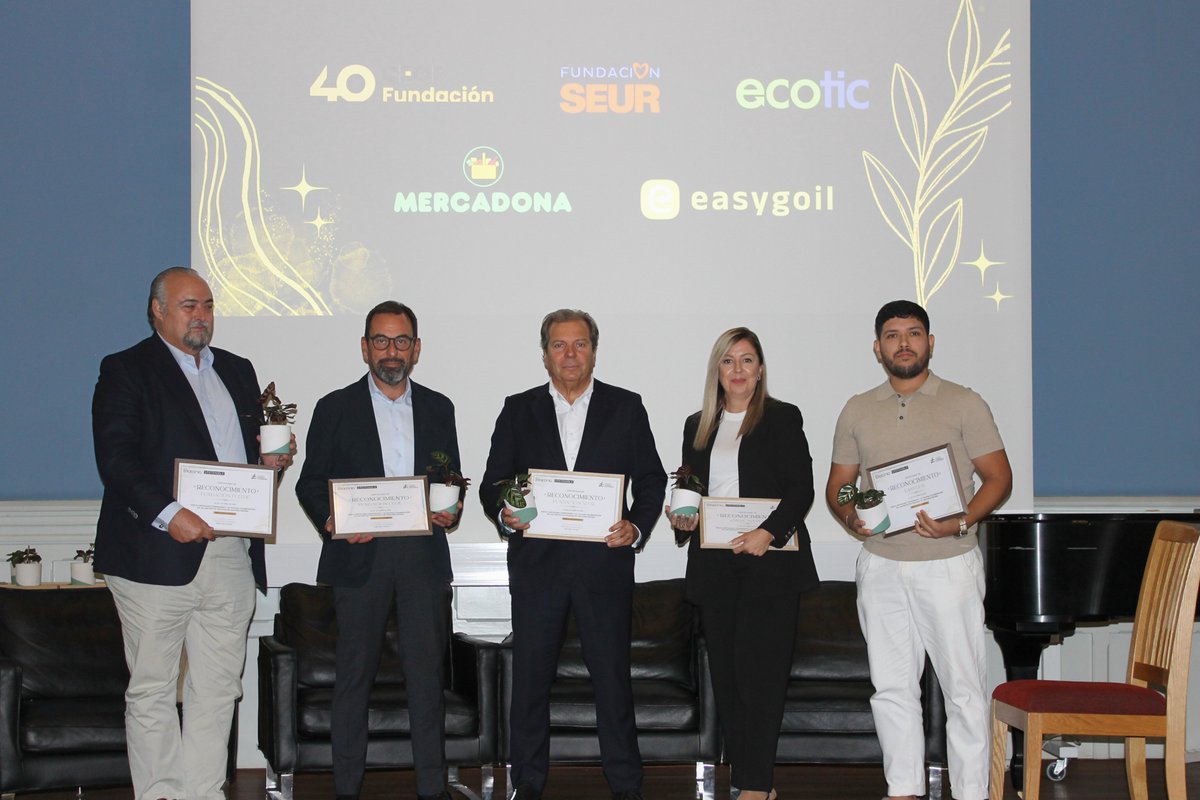 Fundacion_Ceoe's tweet photo. 💚 Gracias @DiaconiaEspana por reconocer el proyecto #DigitalizaciónSostenible en su III Gala Solidaria.

🏆Premio Medioambiente que recogemos en nombre de todos los SCRAPS y socios del proyecto junto a @FundacionECOTIC y Fundación @SEUR. 

💫Tecnología que genera impacto real. https://t.co/Eh3uSwk1Le
