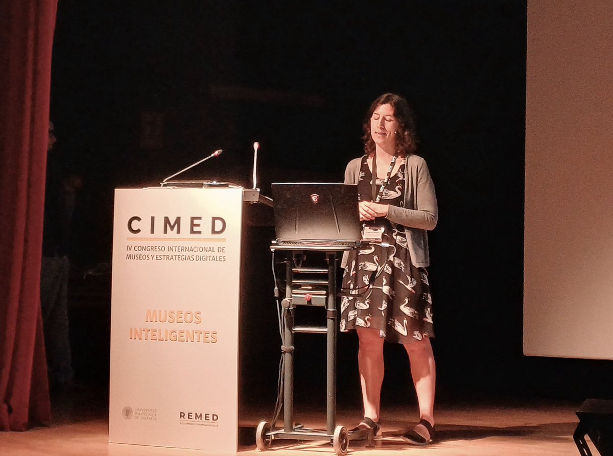 En este momento disfrutamos de la conferencia de Elena Villaespesa, titulada "La #IA en los museos". Elena es Responsable de CX, CRM y Analítica Digital <a href="/MuseoThyssen/">Museo Thyssen</a> #CIMED25 #REMED #museosinteligentes #Tecnologías #transformacióndigital #Públicos #EstrategiasDigitales