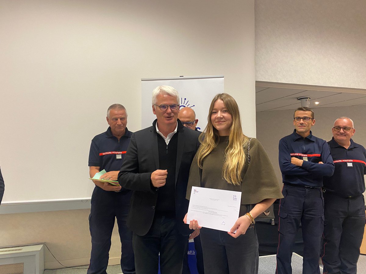 Très heureux de participer hier à la remise des diplômes PSE1 et PSE2 obtenus durant la phase II du service national universel au <a href="/sdis91/">Sapeurs-pompiers 91</a>. Bravo à la jeunesse citoyenne et engagée !

<a href="/CDEssonne/">Département de l'Essonne</a>  
<a href="/Prefet91/">Préfète de l'Essonne 🇫🇷</a> 
<a href="/guycrosnier/">Guy CROSNIER</a>
#SNU