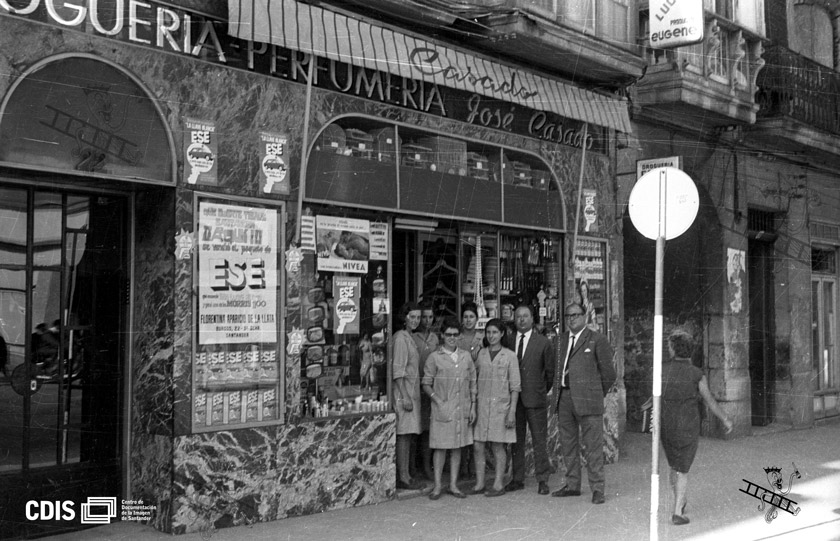 santatipo's tweet image. La costumbre del retrato de tiendas y trabajadores, nos permite ver rótulos y fachadas ya desaparecidas, intentar rescatar talleres e historias locales. Esta foto de #Archivo del #CDIS es una de esas de nuestro #PatrimonioGráfico