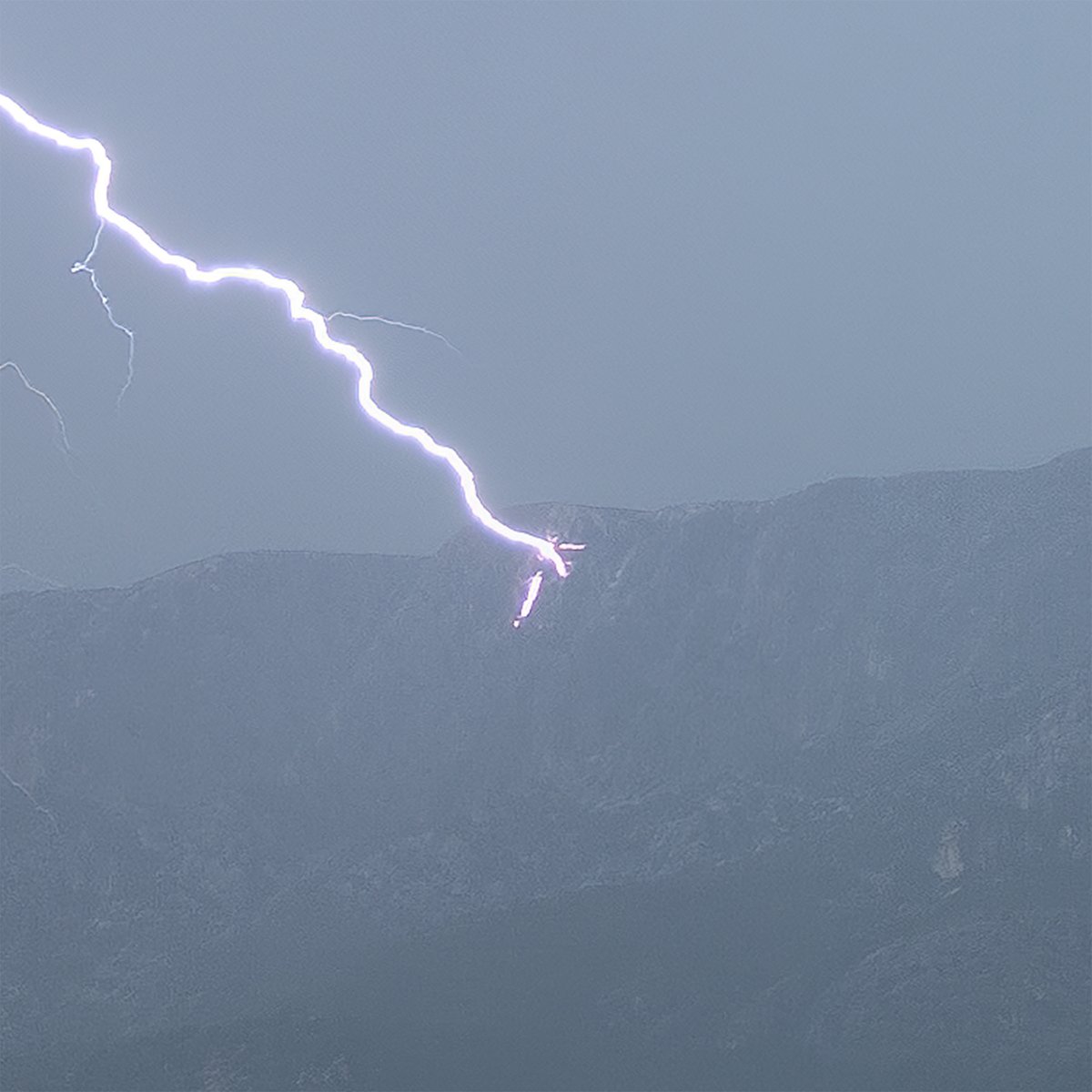 FulgurZone's tweet photo. ⚡Nouvel Impact ajouté !⚡

📸 Matt Downburst
🗻 Impact sur surface Rocheuse

Plus de détails sur Fulgur'Zone
👉https://t.co/WdPGd1slcJ https://t.co/nqd5Ds9Wp5