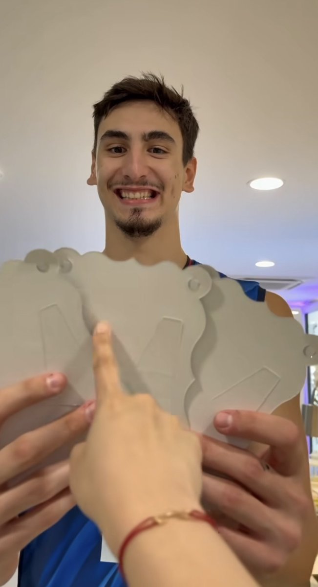 verticalidiot05's tweet image. Alemich really has the brightest and most infectious smile .