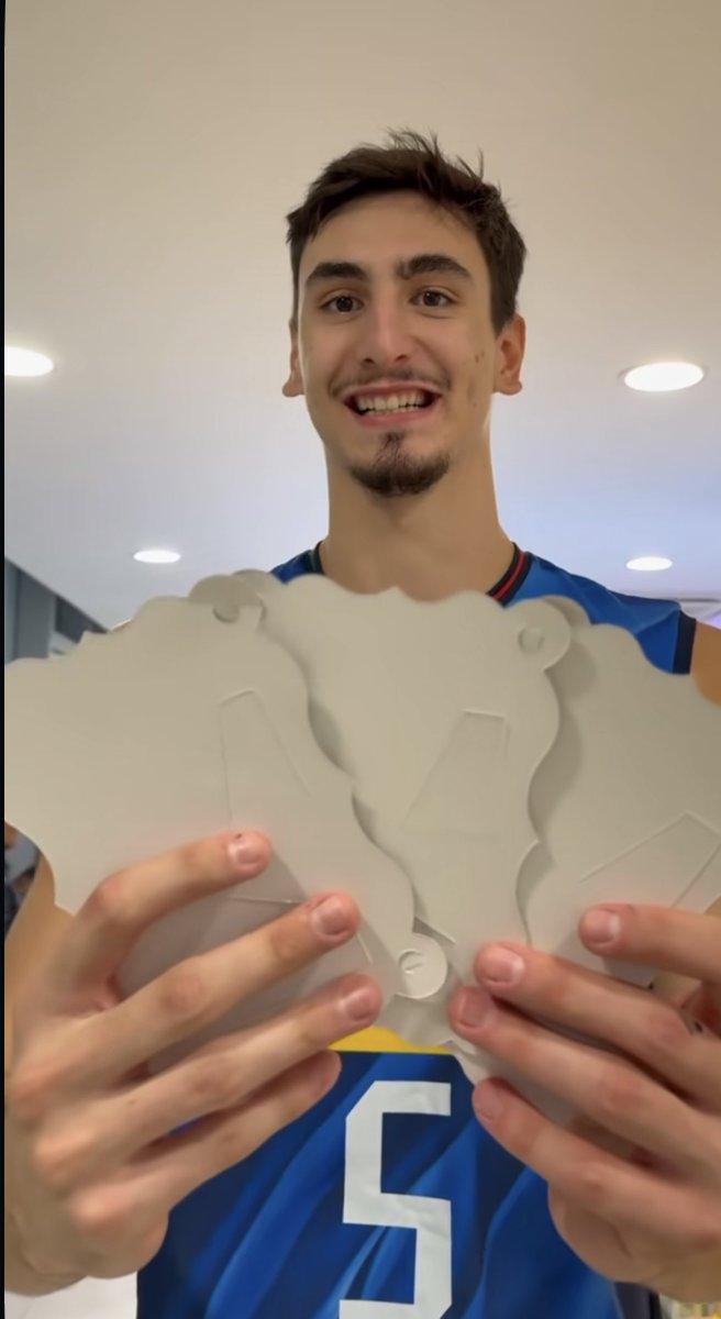 verticalidiot05's tweet image. Alemich really has the brightest and most infectious smile .