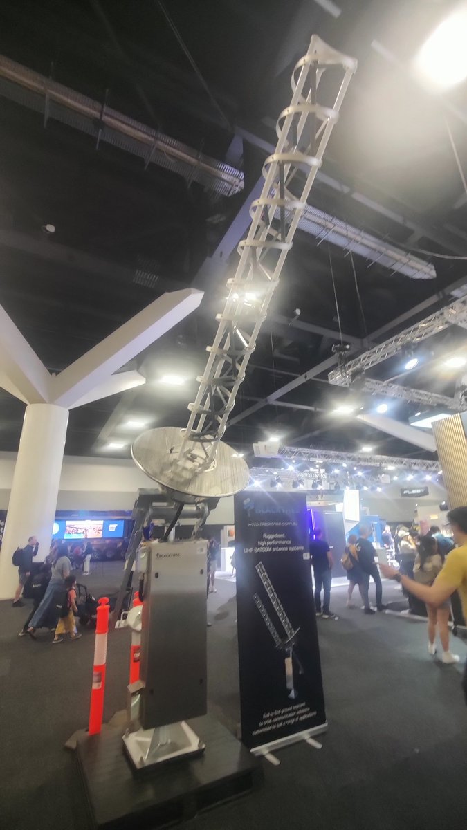 このデカアンテナは迫力あった！！
なおどこのかは読んでない模様