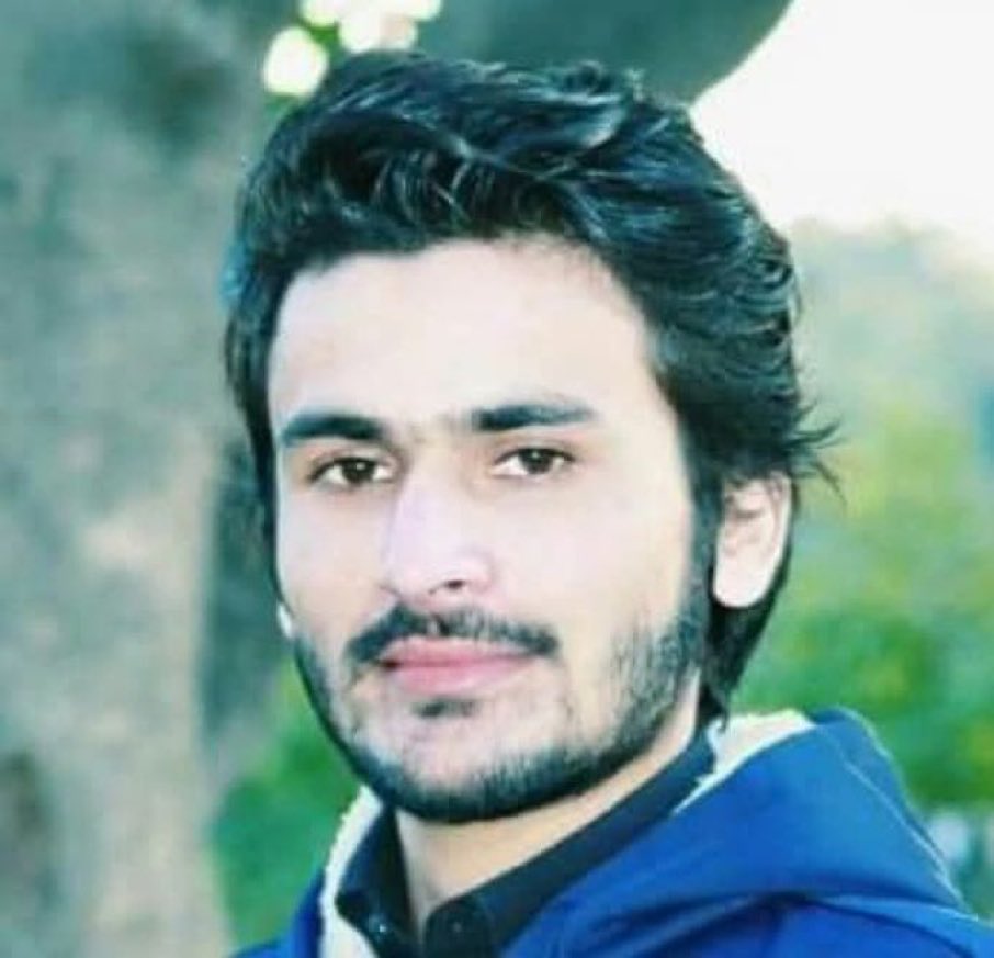 رئیس احمد کو 9 مئی ڈرامے میں چھ سال سزا سنائی گئی ہے۔ انکے بھائی کا کہنا ہے کہ اس وقت رئیس احمد جیل میں بہت سخت بیمار ہے لیکن ظالم سپاہی علاج نہیں کروانے دے رہے ہیں۔رئیس کے لیے اواز اٹھائیں۔
ان لوگوں میں انسانیت ختم ہو چکی ہے۔