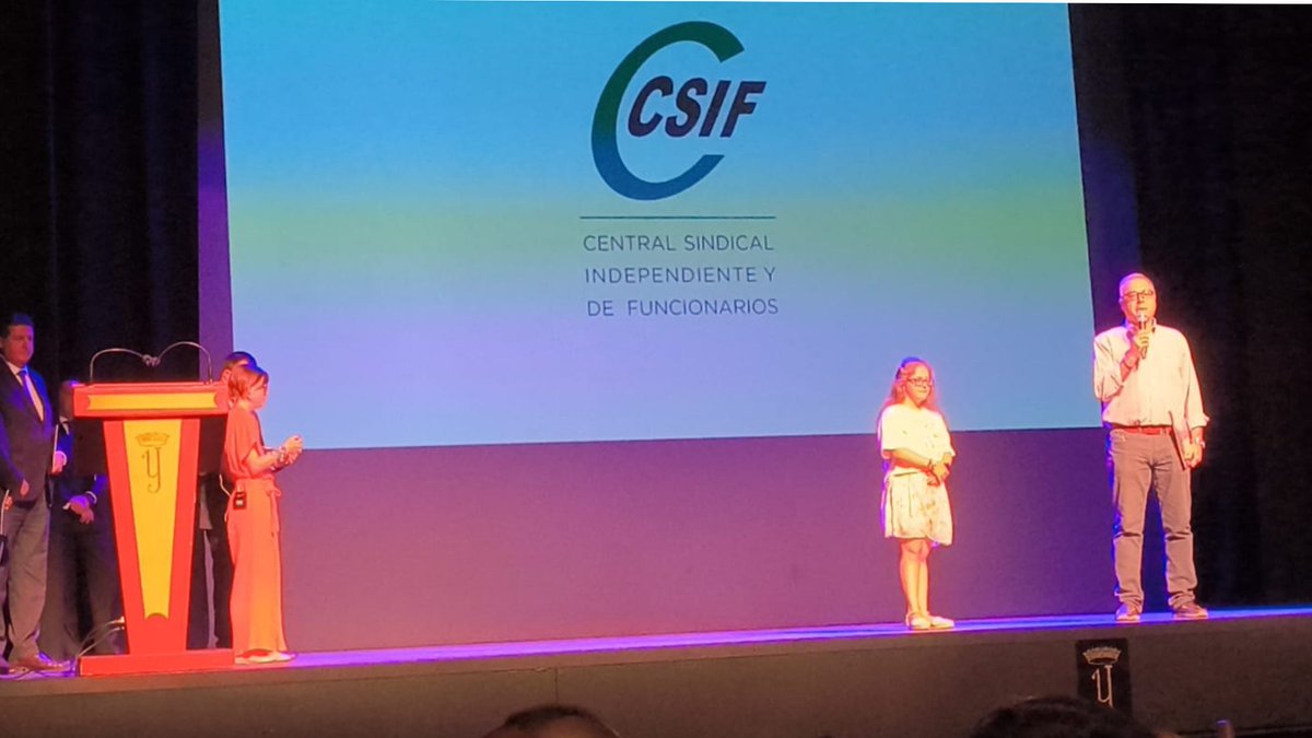 CSIFGranada's tweet photo. Miembros de CSIF #Granada arroparon anoche la presentación del XX Calendario Solidario de la asociación @GRANADOWN
🟢Un año más estamos a vuestro lado #CSIFPorTiContigo #CulturaInclusiva https://t.co/cQlY4XTaPB