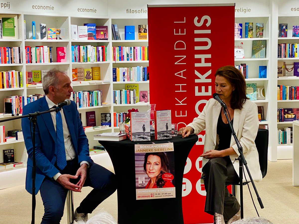 Er kwam veel aan de orde in <a href="/boekBroekhuis/">Boekhandel Broekhuis</a> te Apeldoorn, in gesprek met Janneke Siebelink over 'Een verdwaalde zomerdag': het schrijverschap, Ingrid Jonker, Zuid-Afrika, familie, erfenissen en hoe je proza als poëzie kunt lezen. 
<a href="/amboanthos/">Ambo Anthos</a>
Foto' s <a href="/KeesSchafrat/">Kees Schafrat</a>