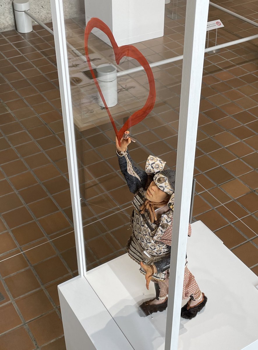 現代美術家・野口哲哉さんの展覧会が、箱根・彫刻の森美術館で開かれています。

広い展示台にたくさんの野口さんの作品が並んでいて、ちっちゃいヒトと大きなヒトの対比が、いつもとまた違う世界観を作り出していて…可愛い！❤️

ちっちゃいヒトから見たら、どれほど巨人（！）に見えることでしょう😉