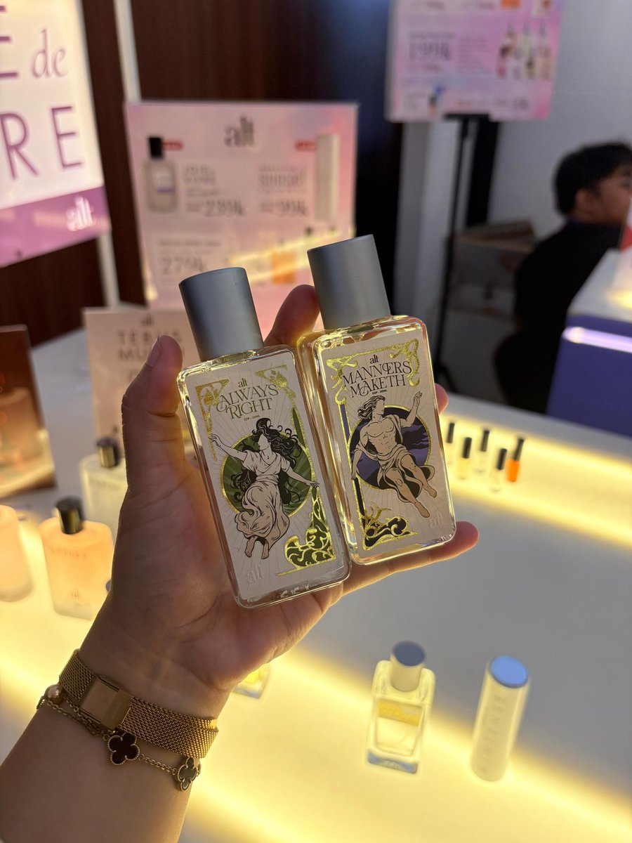 tadi dateng padahal masih pagi banget, tapi boothnya udah RUAMEEEE POL 🫣🫵🏻 

Alt Perfumery ada di Scents of Indonesia, Bandung, 3-5 Oktober ini, CUSSS DATENGGGG! banyak promo

anw, parfum baru nya literally ✨a couple goals✨ in a bottle, cocok buat wedding scents!