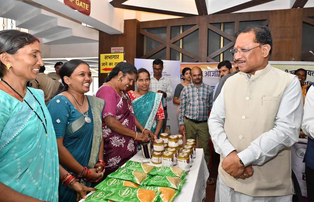 ChhattisgarhCMO's tweet photo. मुख्यमंत्री श्री विष्णु देव साय ने आज राजधानी रायपुर के शहीद स्मारक भवन में Policy Watch India Foundation द्वारा आयोजित कार्यक्रम में बिहान स्व-सहायता समूह की बहनों से मिलकर उनसे आत्मीय संवाद किया।

इस अवसर पर मुख्यमंत्री श्री साय ने कहा कि प्रधानमंत्री श्री नरेंद्र मोदी जी ने वर्ष 2027 तक तीन करोड़ लखपति दीदी बनाने का जो संकल्प लिया है, उसके अनुरूप राज्य सरकार छत्तीसगढ़ में आठ लाख बहनों को आर्थिक रूप से आत्मनिर्भर बनाने की दिशा में काम कर रही है। जिसका परिणाम है कि इनमें से चार लाख बहनें आज लखपति दीदी बनकर पूरे प्रदेश की प्रेरणा बन चुकी हैं।

उन्होंने कहा कि सरकार का अगला लक्ष्य स्व-सहायता समूहों द्वारा बनाए उत्पादों को गांव की सीमाओं से निकालकर डिजिटल बाजारों तक ले जाना है। छत्तीसगढ़ की असली शक्ति गांव-गांव की ये मेहनती बहनें हैं।