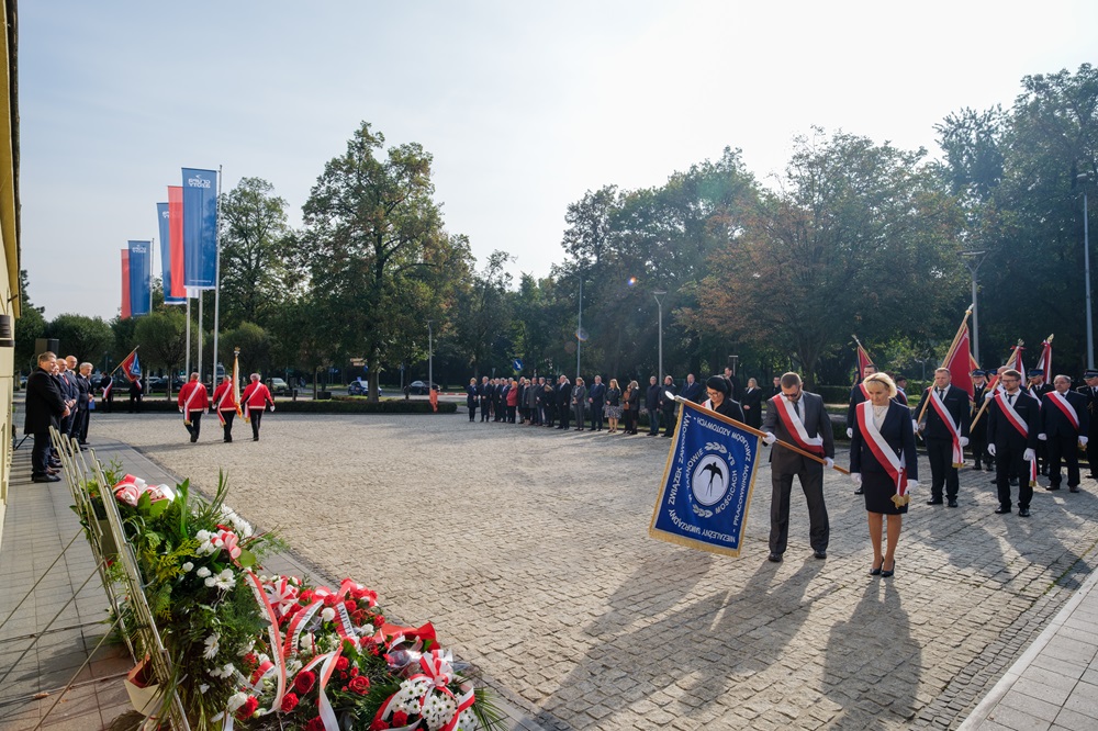 📅 Dla Pracowników Grupy Azoty S.A. przełom września i października to czas, kiedy szczególnie pamiętamy o naszych poprzednikach – ludziach, dzięki którym Fabryka mogła powstać, trwać i rozwijać się przez pokolenia.

🏭 Dziś, jak co roku o tej porze, przed budynkiem Dyrekcji
