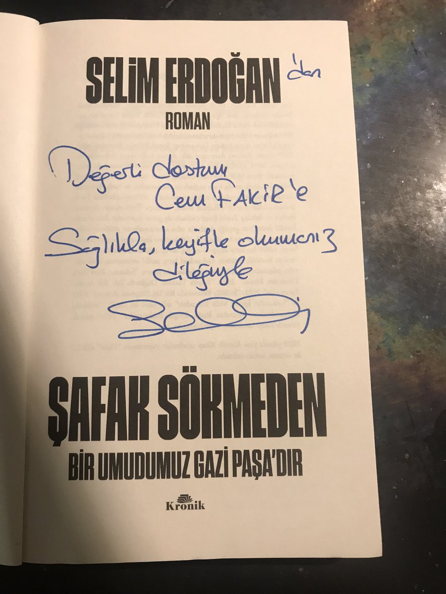 CemFakir's tweet photo. Günün armağanı Selim Erdoğan’dan geldi hem de imzalı. Romanın geçtiği mekanlardan birinin stüdyomun hemen yanıbaşında olması da büyük şans 🙏 @HarpCografyasi https://t.co/HoE0tUfK74
