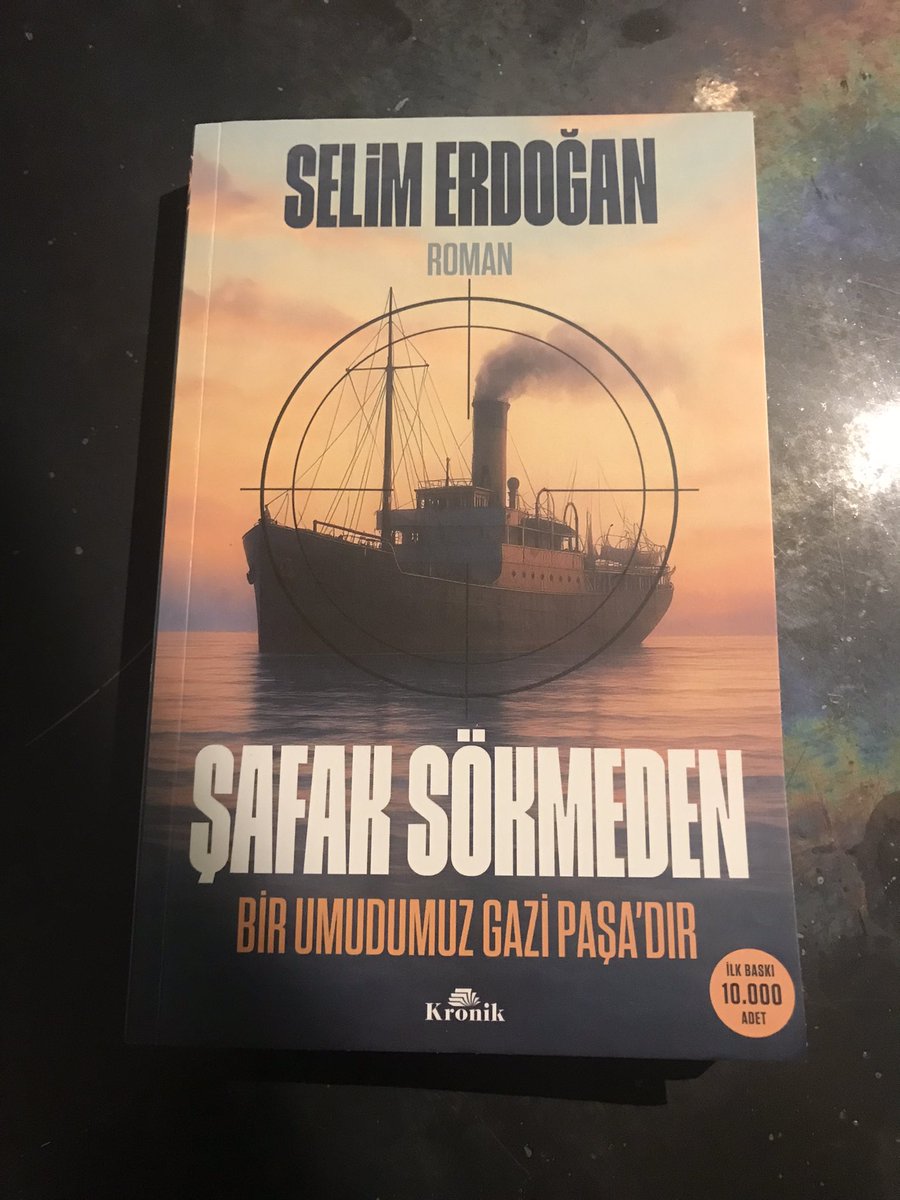 CemFakir's tweet photo. Günün armağanı Selim Erdoğan’dan geldi hem de imzalı. Romanın geçtiği mekanlardan birinin stüdyomun hemen yanıbaşında olması da büyük şans 🙏 @HarpCografyasi https://t.co/HoE0tUfK74