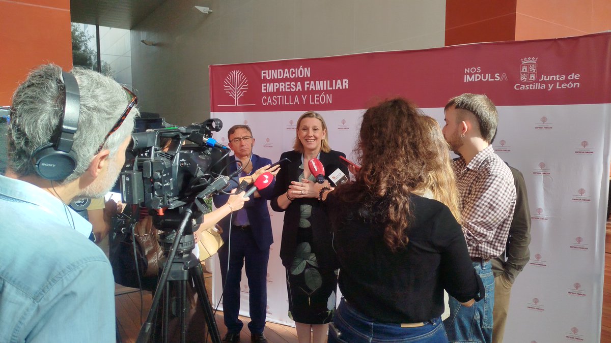 JairoFSIE's tweet photo. @fsiecl asiste a la jornada organizada por la fundación empresa familiar a la FP talks #talentofp #futurosostenible con @educacyl @familiajcyl @jcyl en el Centro Cultural Miguel Delibes de Valladolid #fp #educacion https://t.co/gtMhZkpDBO