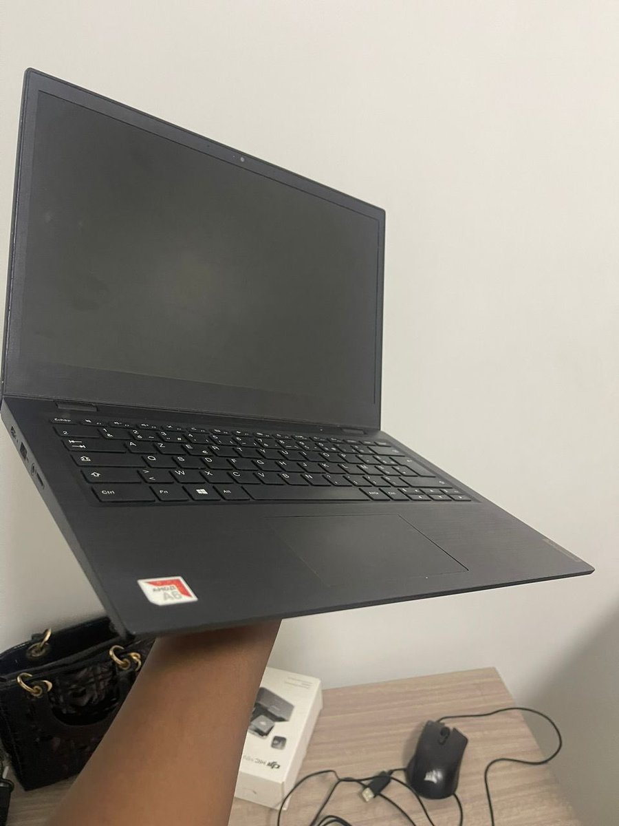 🚨 #RT apprécié 

À vendre: Lenovo 14w (AMD A6, 4Go RAM, SSD 128Go, écran 14" FHD).
🔋Batterie 96% (254 cycles).
⚙️Windows 10 Pro Éducation.
👉🏾Bon état, légère déformation arrière sans impact sur la charnière.
💰125.000 FCFA (négociable).
Contactez 77 397 58 45 (appel) si