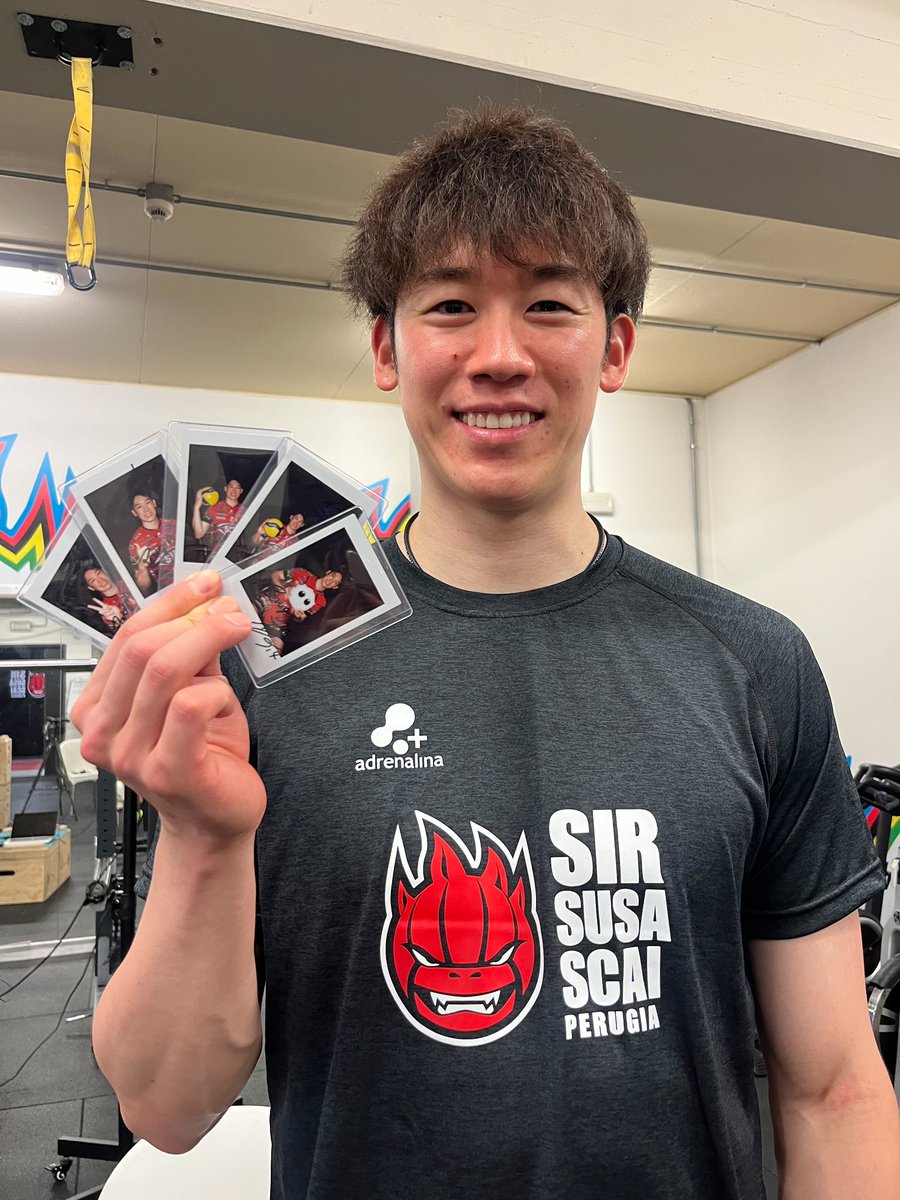 m*n様 サントリーサンバーズ大阪　Tシャツ ファイナル応援Tシャツ』をサンバーズのイケメンたちが着てい