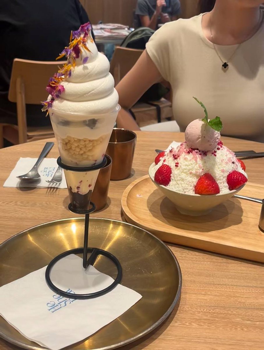 闺蜜说对甜品🧁和男人无法抗拒，和我一样，哈哈 https://t.co/nTCKcdAflT