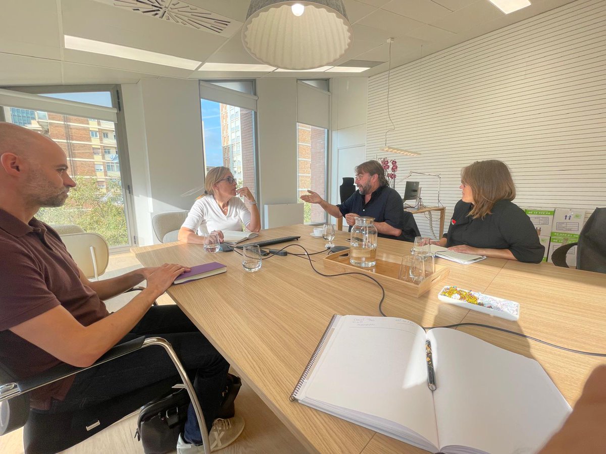 🤝 Àngels Fitó (<a href="/afitob/">Àngels Fitó</a>), s'ha reunit amb el secretari general de la <a href="/ugtcatalunya/">UGT de Catalunya</a>, Camil Ros (<a href="/camilros/">Camil Ros</a>).

En el marc d'aquesta trobada institucional, han visitat el campus de la #UOC, situat al barri del Poblenou de Barcelona.