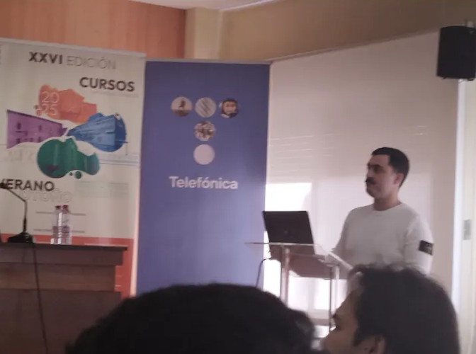 🚀 La semana pasada, nuestro compañero Carlos García, AI Engineer en Kairós, participó en la Cátedra de Telefónica en Extremadura impartiendo un taller de formación sobre IA generativa.

¡Enhorabuena, Carlos!