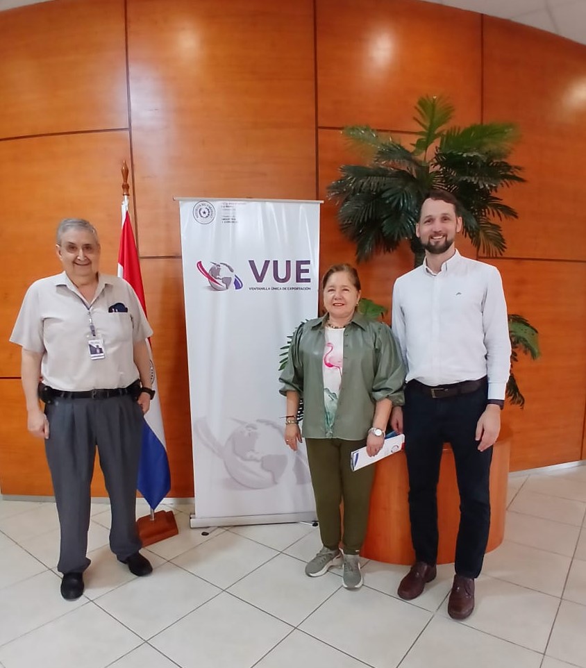 VUEParaguay's tweet image. Una visita institucional a las oficinas de la #VUE realizaron Arnold Voth  y Josefina Duarte, de @Capexpy  p/conocer las instalaciones y la infraestructura tecnológica que respaldan el funcionamiento de la #plataformaVUE

@capex_py @cooperativafernheim @micparaguay @convue_vue