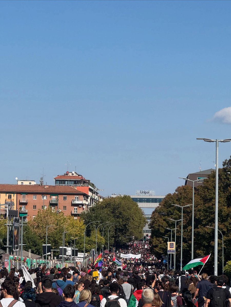 Oggi in Italia sta accadendo qualcosa di meravigliosamente straordinario. 
Alla faccia dei pavidi detrattori da divano, dei centristi con la puzzetta sotto il naso e dei fascisti.

#FreePalestine 
#GlobalSumudFlotilla