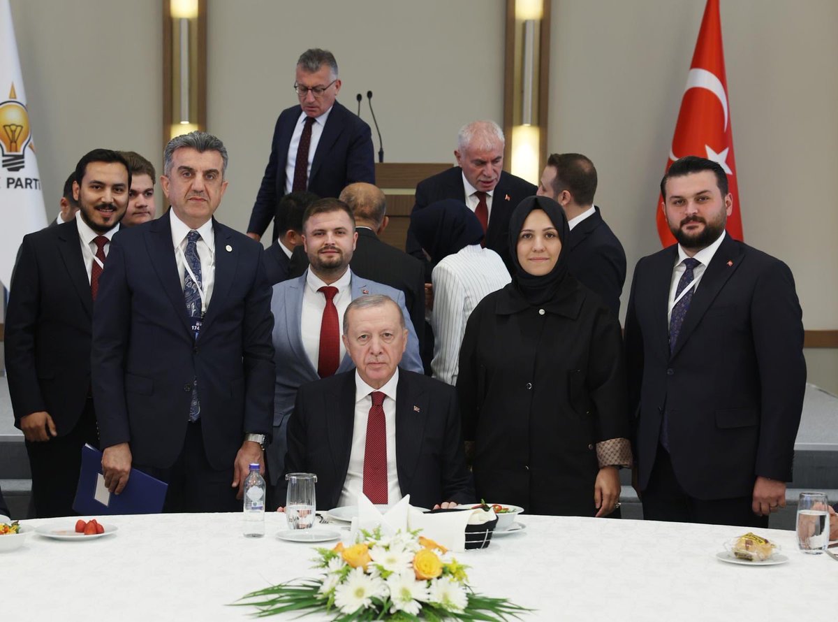 Sevdan sevdamız, yolun yolumuzdur, dava davamızdır Sayın Cumhurbaşkanım.

Dünya Lideri Cumhurbaşkanımız Sayın Recep Tayyip Erdoğan ile bir araya geldik, Şanlıurfalı hemşehrilerimizin selamını ilettik, hemşehrilerimize yolladığı selamı aldık.

Sizlerin güçlü liderliğinde, ülkemiz