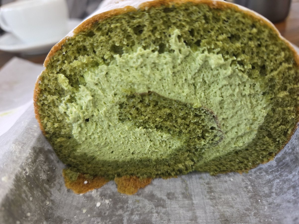 말차롤 너무 맛있음 이제 만나서 단 거 먹으면 해장해야한다고 매운거나 짠거 찾는데 말차롤은 두조각씩 먹고도 아무도 해장을 하려고 하지 않음