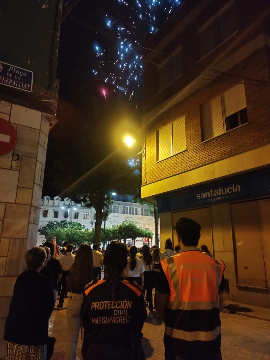 Durante la tarde de ayer recogimos las festeras, acompañamos la solemne procesión y aseguramos el castillo. 

--- 

Ahir a la tarda vam recollir les festeres, vam acompanyar la solemne processó i vam assegurar el castell.