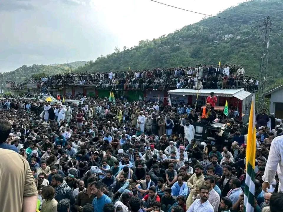 آزاد کشمیر اسمبلی سے چند کلومیٹر دور قافلہ آگے بڑھ رہا ہے