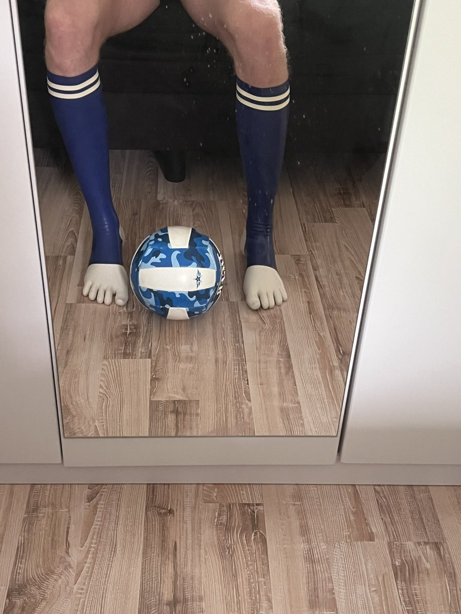 jayDoRub's tweet photo. White Rubber Toe socks with blue football socks 😛
#latex #feet #latexfeet #rubbertoesocks #latextoes #boyfeet #toesocks https://t.co/ITNKbWe1ze