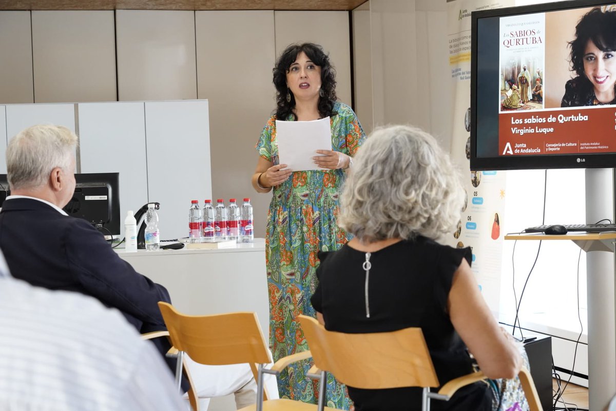 IAPHpatrimonio's tweet photo. Imágenes de la presentación del libro “Los sabios de Qurtuba. Cuando la capital de Al-Andalús alumbró al mundo” de Virginia Luque en la #Biblioteca del @IAPHpatrimonio @CulturaAND  dentro del ciclo de conferencias “Reflexiones sobre el Patrimonio a través del libro” https://t.co/6nRayiQKLz