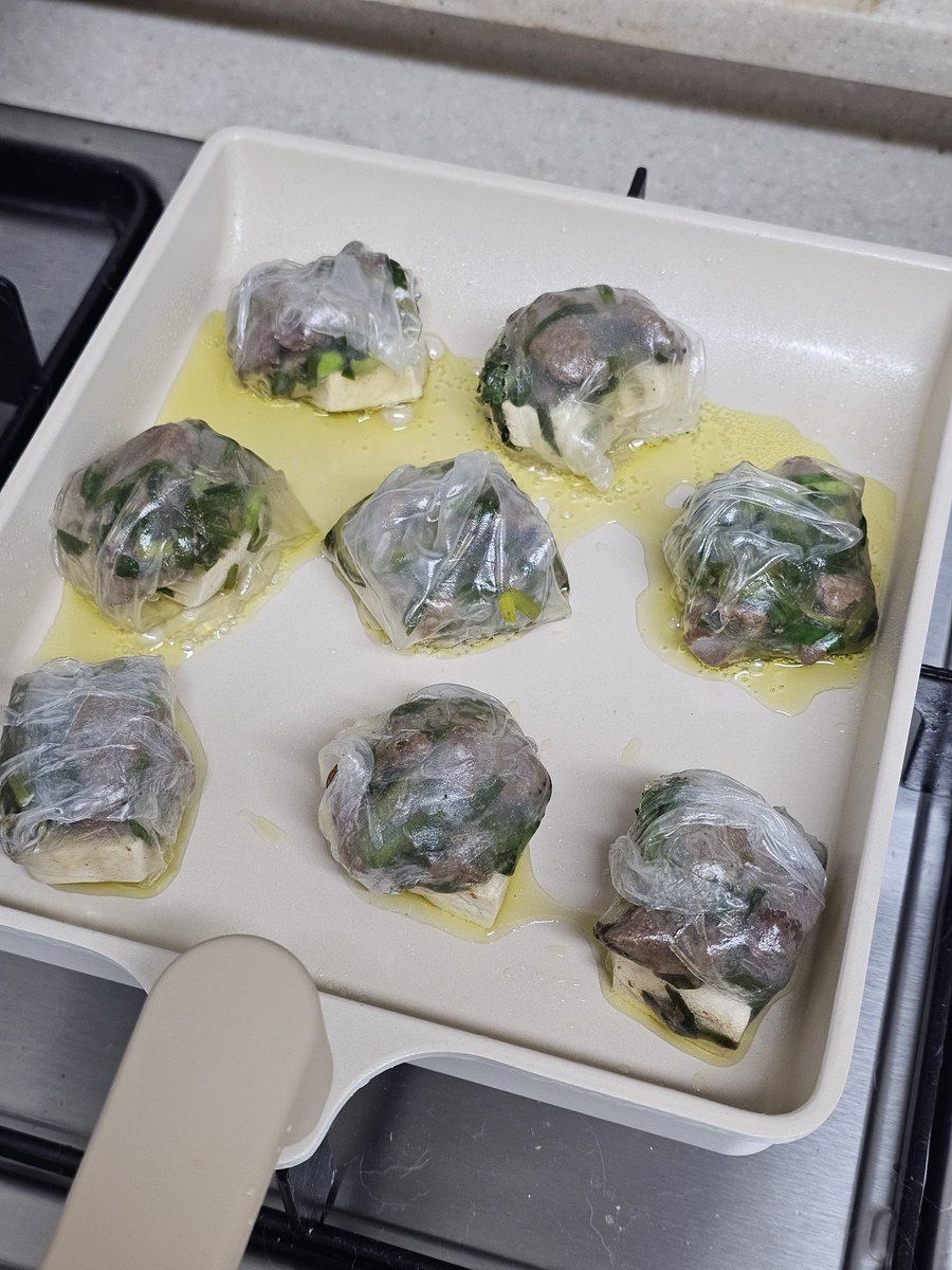 물기 뺀 두부에 소고기랑 부추 볶은거 올려서 튀김했다! 간만에 뭐 해먹으니 행복