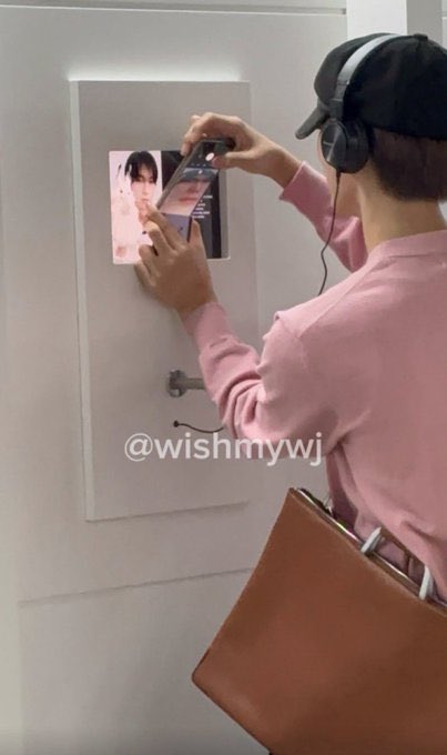 7mmc5skquxybclw's tweet photo. 아니  강우진 립우 보이스  편지 듣는척하면서
엽사찍는거보실분 ㅅㅂ웃겨서 https://t.co/1WBgVA53M8