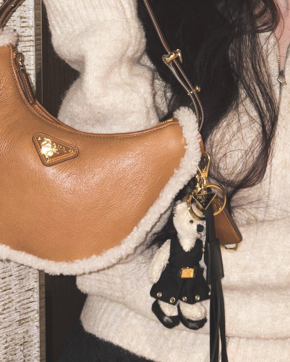 ♥︎ (@djiminyoo) on Twitter photo 𓋫 𓈒⁺ Look! Don’t you think this teddy bear keychain goes perfectly with my brown Prada bag? I can’t stop smiling every time I see how cute they look together! It’s such a small detail, but it makes the whole look feel extra special. Plus, the bag matches my outfit so well! ♡ 𓋫 𓈒⁺ Look! Don’t you think this teddy bear keychain goes perfectly with my brown Prada bag? I can’t stop smiling every time I see how cute they look together! It’s such a small detail, but it makes the whole look feel extra special. Plus, the bag matches my outfit so well! ♡