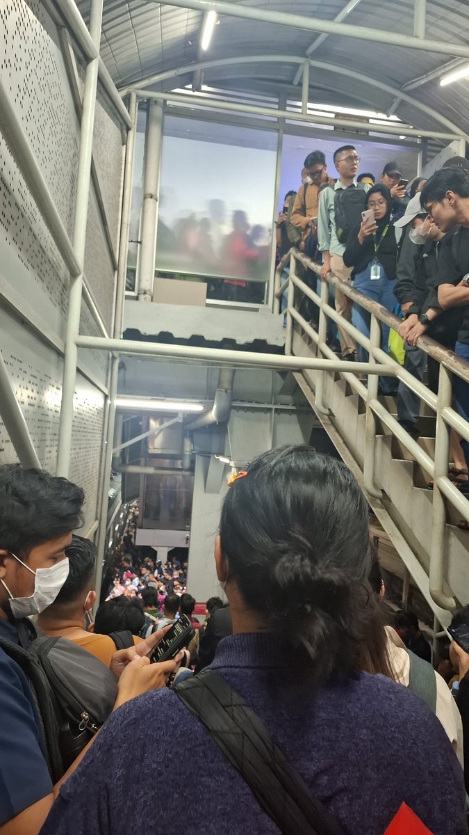 Ada apa ya di stasiun tanah abang? <a href="/commuterline/">KAI Commuter</a>