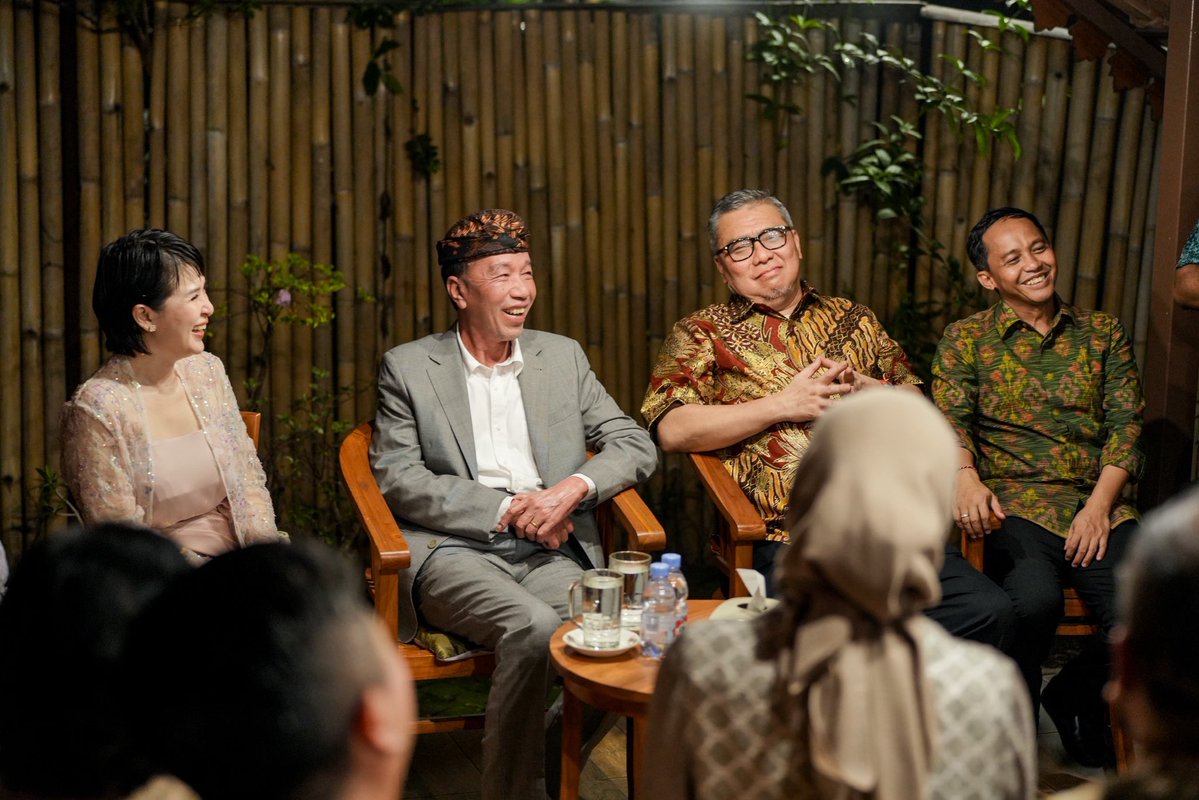 Pada 19 Juli 2025 di Solo, saat Kongres Pertama PSI, Pak Jokowi menyampaikan, "Saya akan bekerja keras untuk PSI." 

Pada 1 Oktober kemarin, di Waroeng Kopi Klotok, Seminyak, Bali, Pak Jokowi kembali menegaskan bahwa beliau akan mendukung penuh PSI.