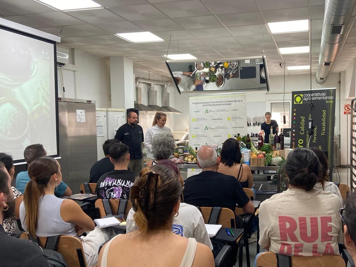 Cooperativas Agroalimentarias de Sevilla y @coopsagroand participaron en un showcooking con la chef Camila Ferraro del Restaurante Sobretablas para el alumnado de Cookstorming. 🥘
Se promovieron los valores de los alimentos cooperativos andaluces y la Economía Social, con apoyo
