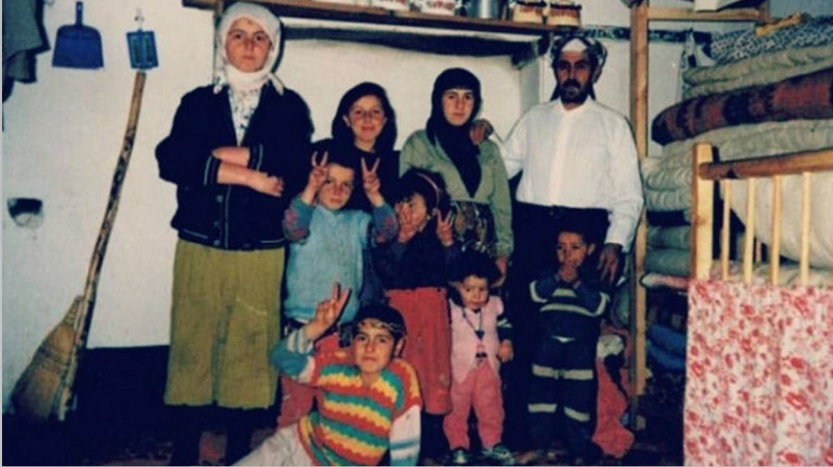 32 yıl önce bugün Nasır Öğüt, hamile eşi ve 7 çocuğuyla evleri yakılarak katledildi.  
Katiller belli olmasına rağmen cezalandırılmadı ve dava zaman aşımına bırakılmak isteniyor
Devlet barıştan bahsedip geçmişteki suçlarıyla yüzleşmek istiyorsa burdan başlasın
#VartinisKatliamı