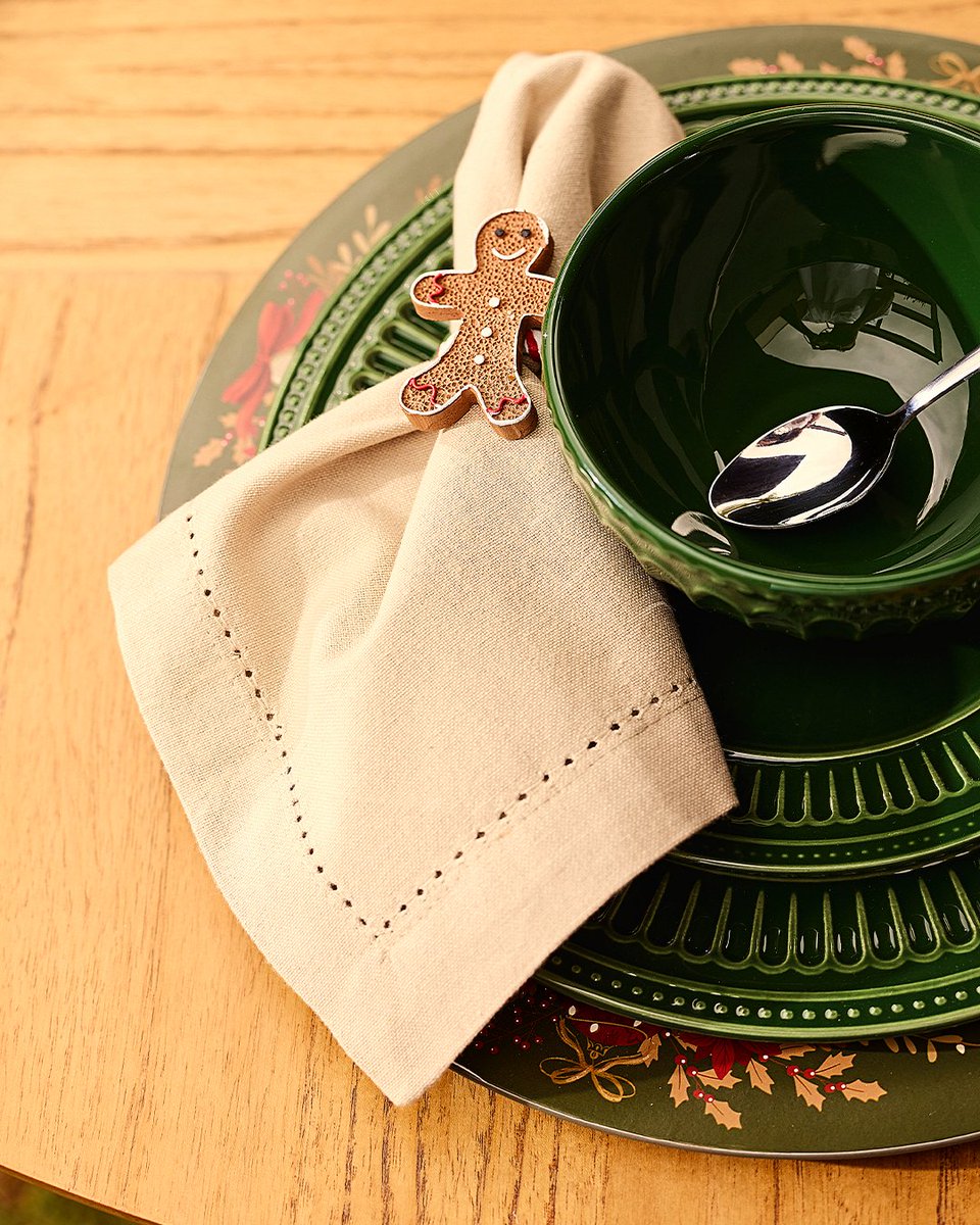 Camicado's tweet image. O estilo minimalismo também deixa sua mesa posta elegante 🎁🌟
Bastam alguns detalhes pra entrar no clima.
Argolas, guardanapo e complementos dão vida pra mesa atemporal do dia a dia: is.gd/cNGcmU