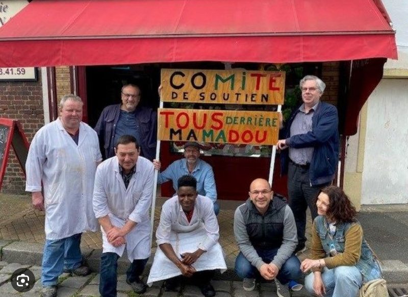didierchartier's tweet image. Suspendue grâce à la mobilisation, l'OQTF est revenue en juin. Tentant de rejoindre l'Angleterre, le jeune apprenti boucher depuis 2020 Mamadou est mort près de Dunkerque. Conséquence d'une politique inhumaine et mortifère que certains veulent accroître.
