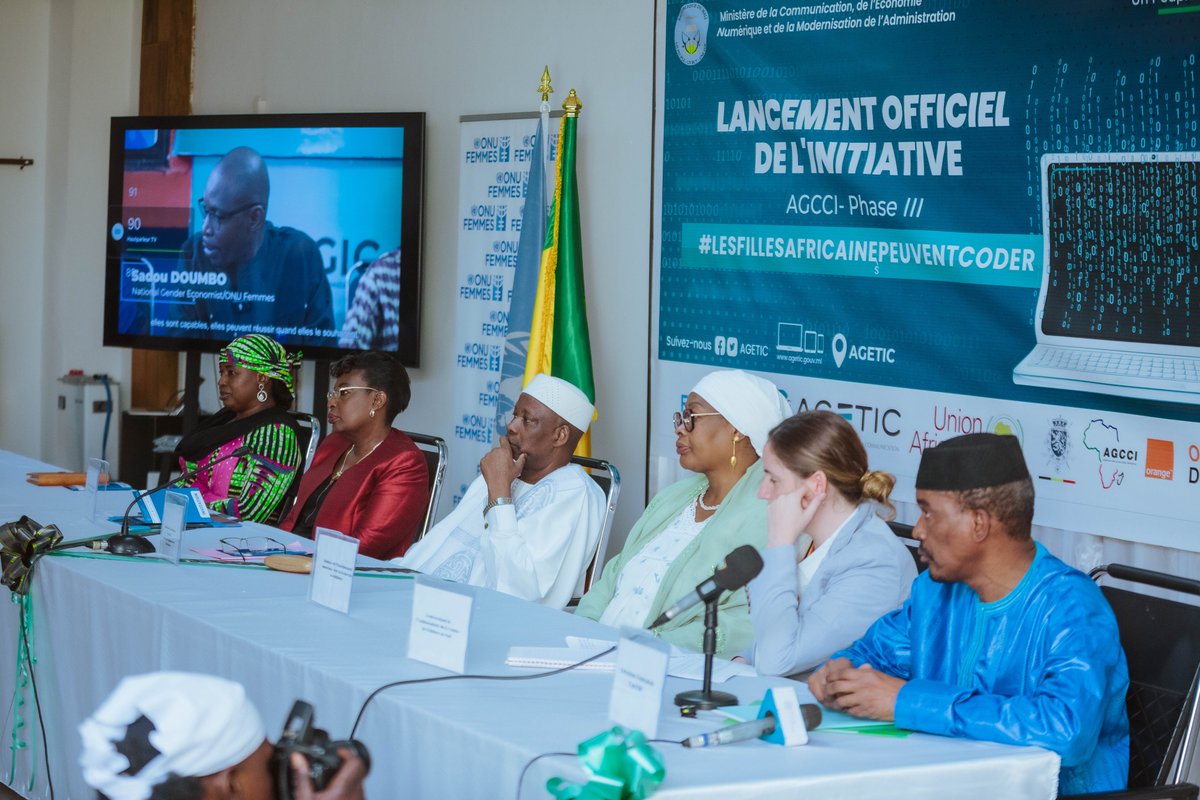 Lancement officiel de la phase 3 #AGCCI au #Mali. Les filles maliennes ont démontré leurs capacités à innover et exceller dans els domaines des sciences et de l’IA, notamment. Un moment fort empreint de fierté pour ONU Femmes, ses partenaires et le gouvernement du Mali.