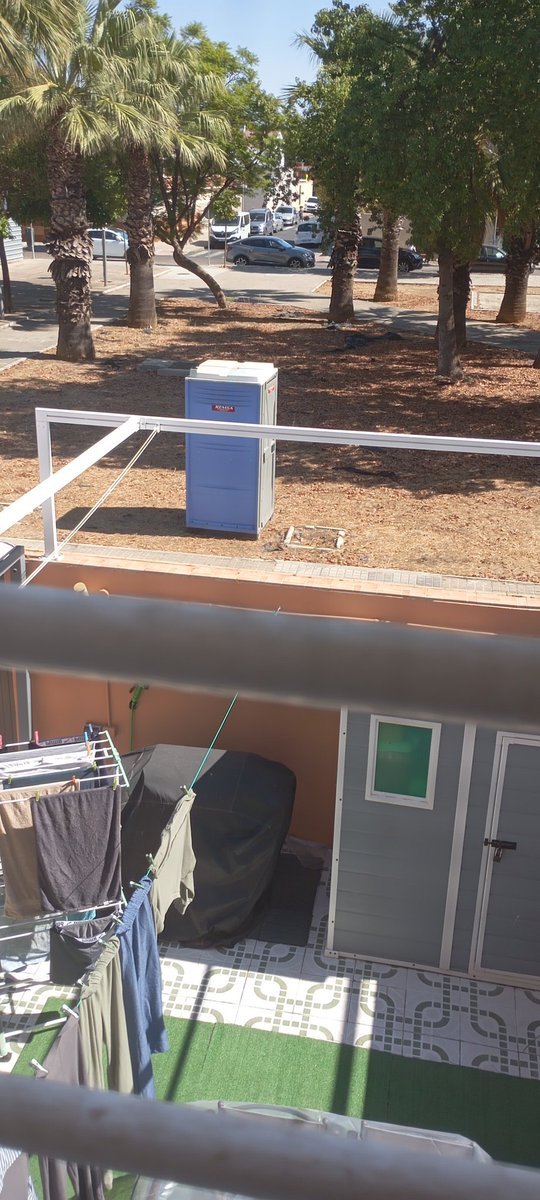 marefa67's tweet photo. Pues es de vergüenza que empiecen el día 29 y nada más que hayan trabajado un día, así dicen que acaban en Diciembre y además me han puesto el servicio en mi puerta, hemos pedido que no la quiten y ahí sigue.
M https://t.co/WsPcWjb41Q