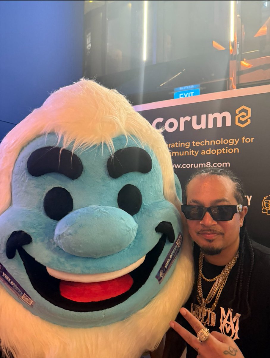 Met with <a href="/DeeZzoW/">DeeZzoW</a> from <a href="/HyperchainX/">HyperChain X</a>

Great side event at #TOKEN2049