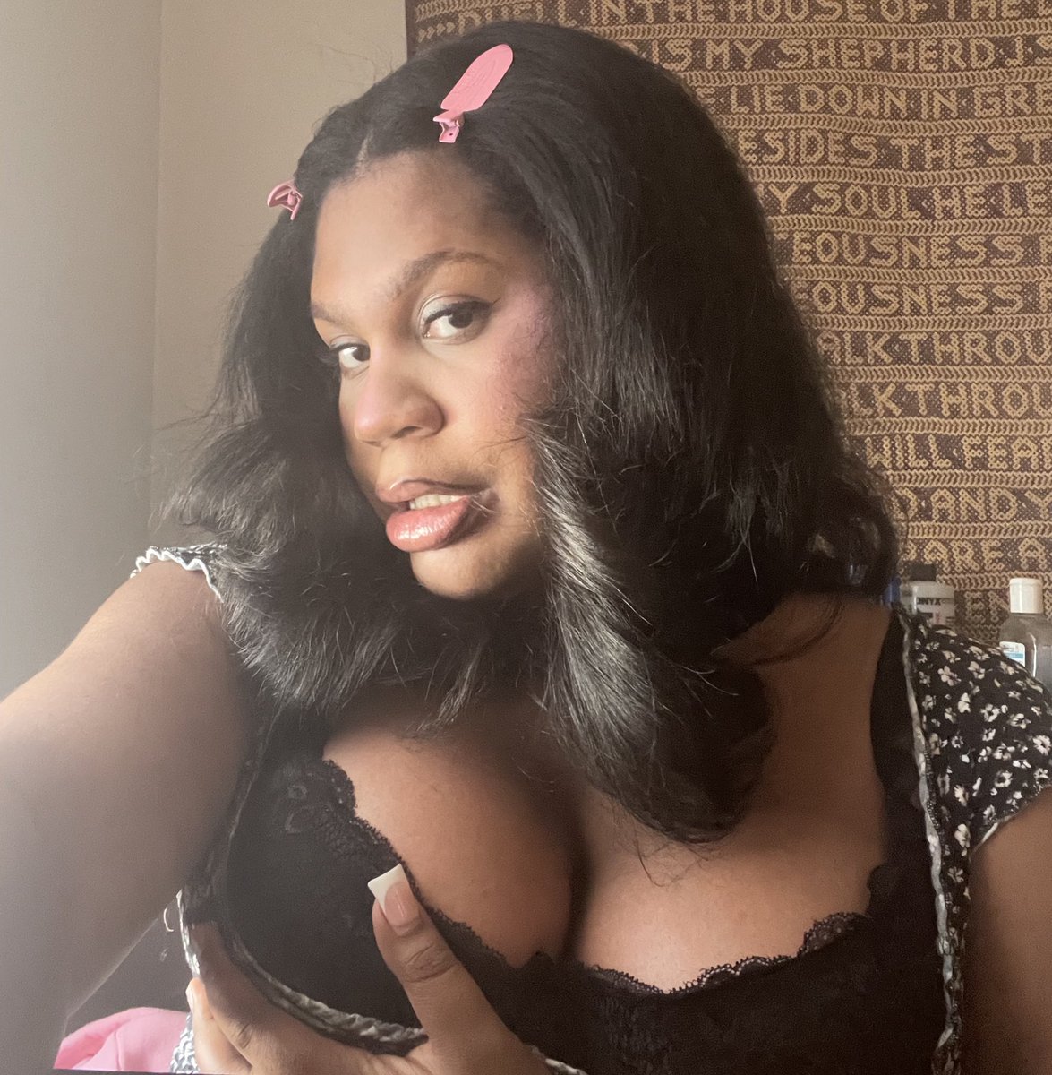 Get u a girl that can do both 💅