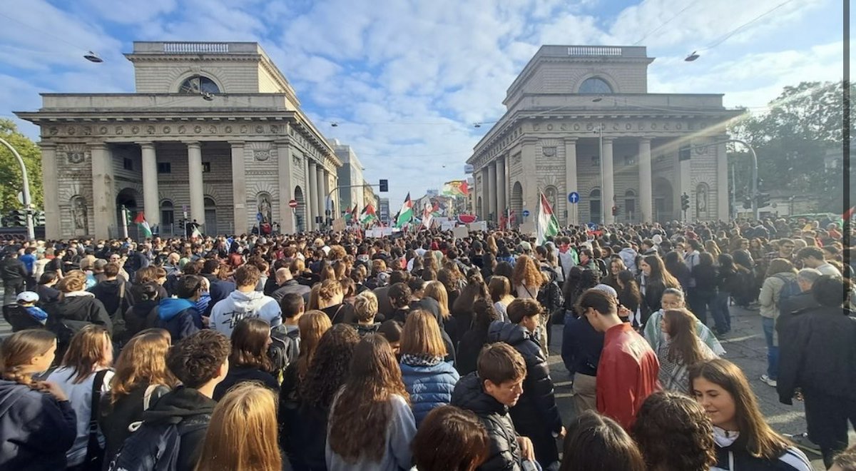 Le immagini dello sciopero e delle manifestazioni in tutta Italia per la Flotilla e per Gaza. #scioperogenerale