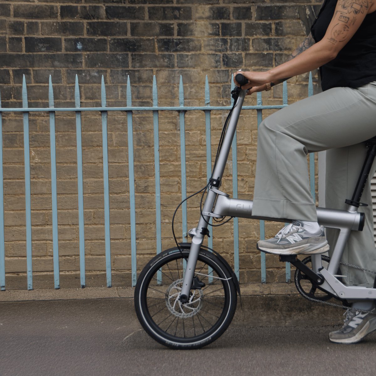 Made in Cambridge, built for everywhere you go. The FLIT M2 keeps up with your city pace, your coffee stops, and the occasional detour - smart, sleek, and effortlessly fun. Rediscover your city with us 🚲